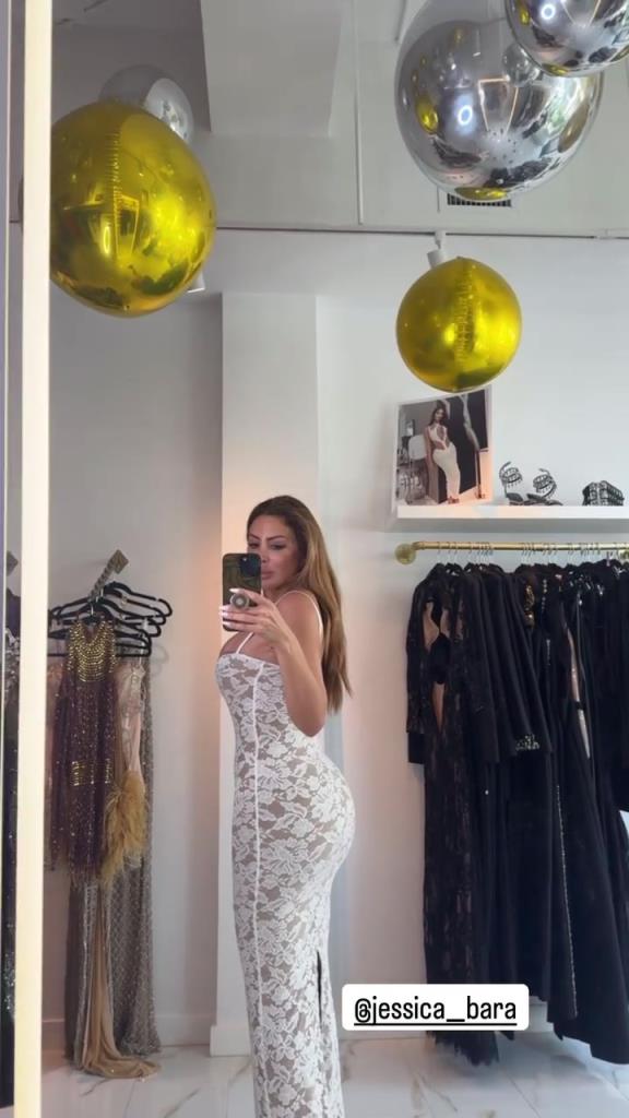 徐娘半老！皮蓬前妻穿吊帶裙自拍，這身材也太炸裂了！