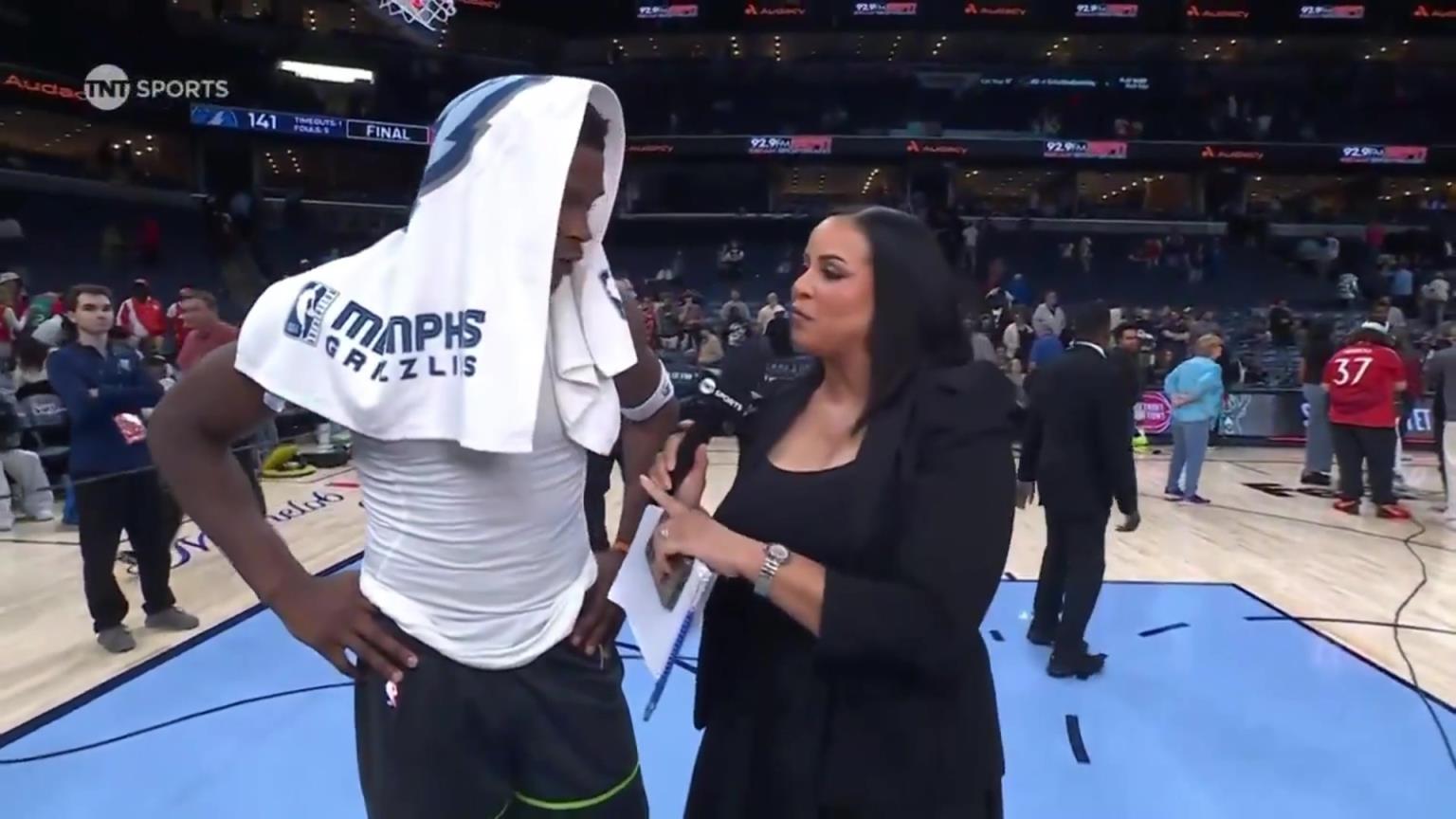 華子賽后接受一位豐滿女記者的采訪！