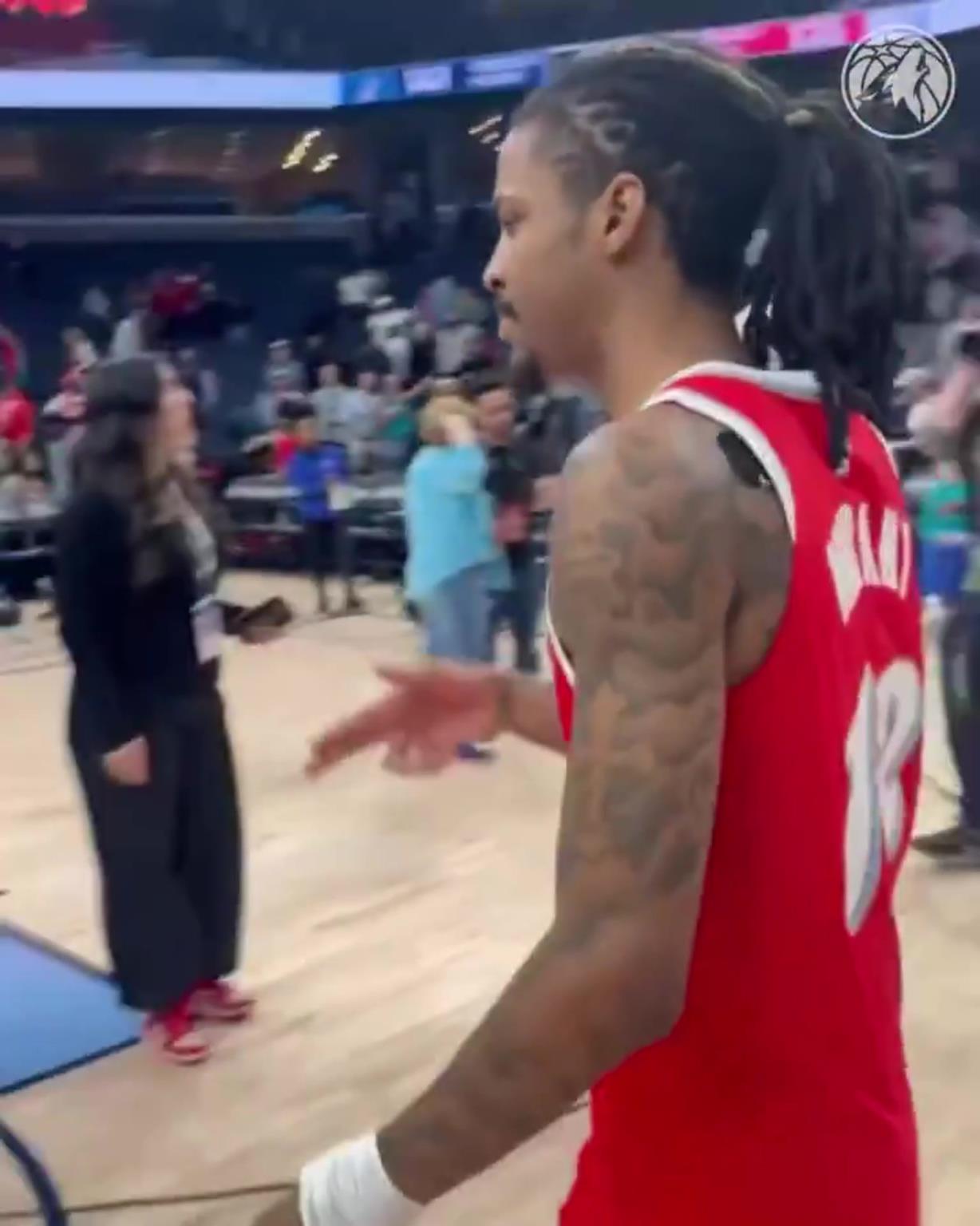 笑死！莫蘭特賽后與華子握手，竟然也是比出“手槍”的手勢