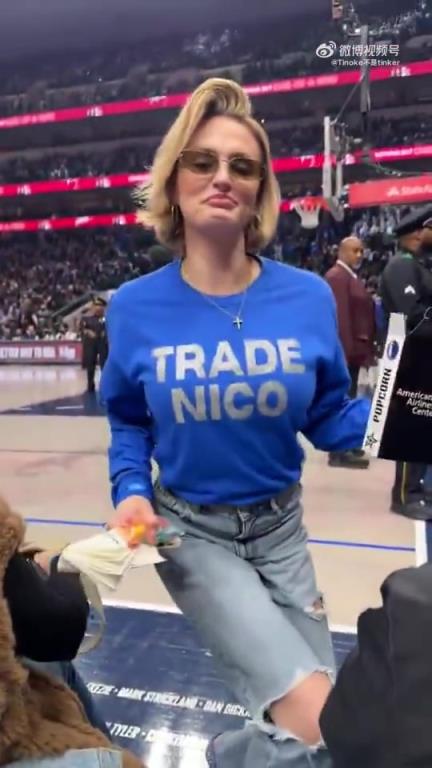 主場不準球迷打印“解雇Nico”標語，女球迷就出此下策