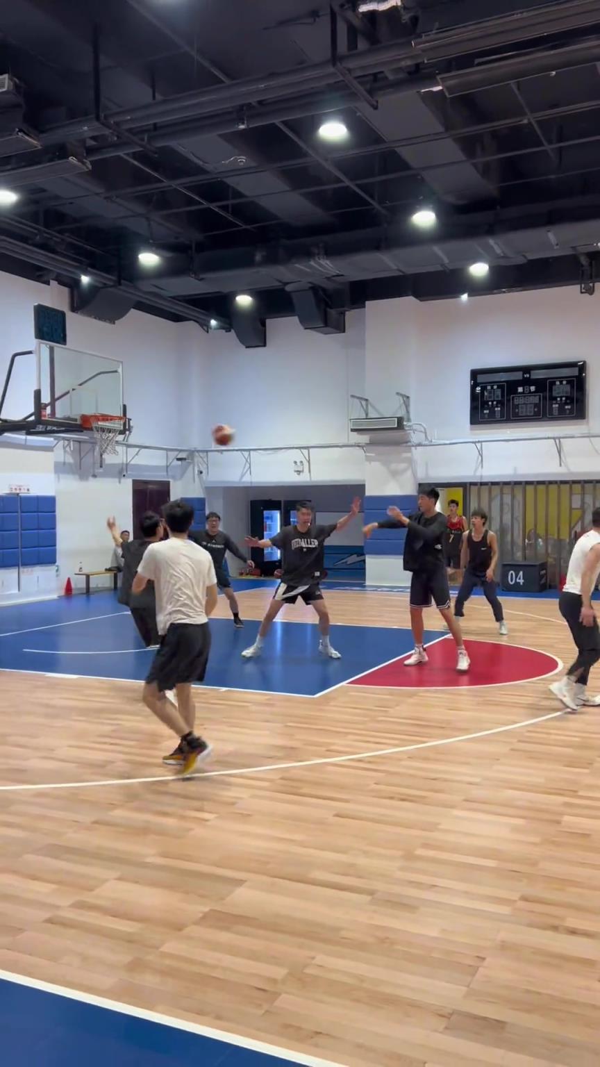 對手回家后：老婆，我今天在野球場匹配到巔峰馬刺隊了！