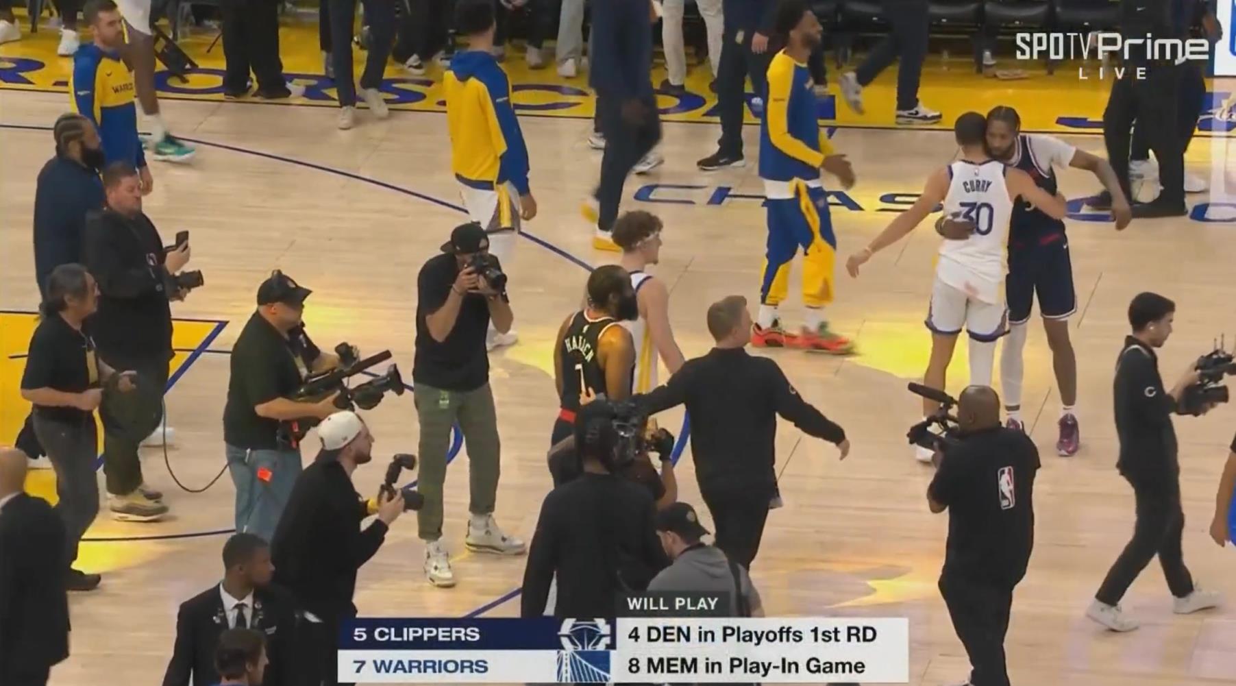 加時賽12分無解表現(xiàn)率隊獲勝！哈登賽后臉上笑容藏不住呀