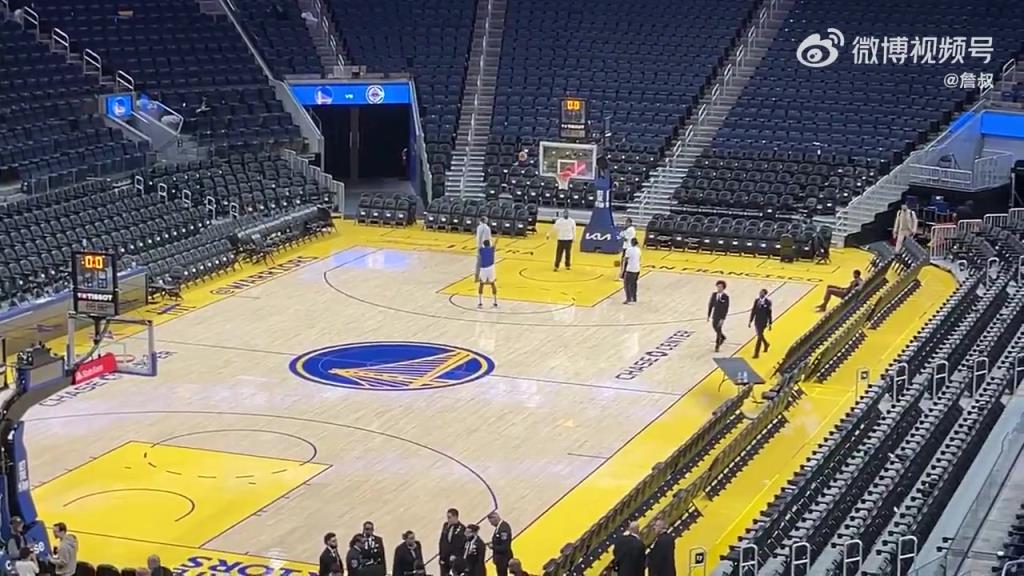 今天沒有得到出場(chǎng)機(jī)會(huì)！庫明加賽后還留在場(chǎng)地練習(xí)投籃