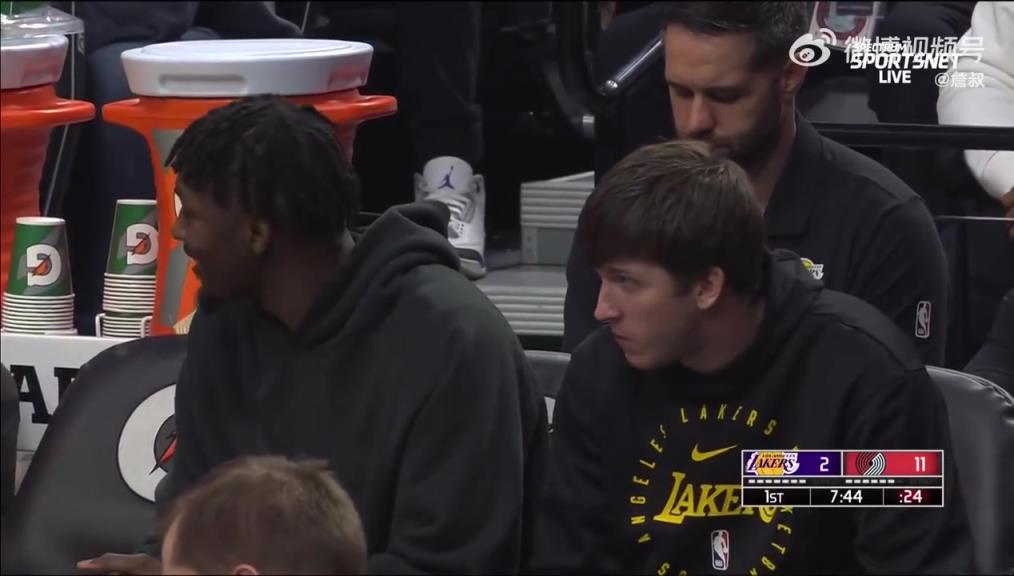 鎖定西部第三愜意得很！里夫斯輪休在板凳席上吃東西被抓拍到了