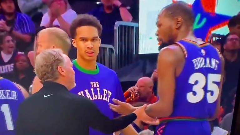 下課導(dǎo)火索？主帥布登此前抓住KD手臂要說什么，被一把甩開！