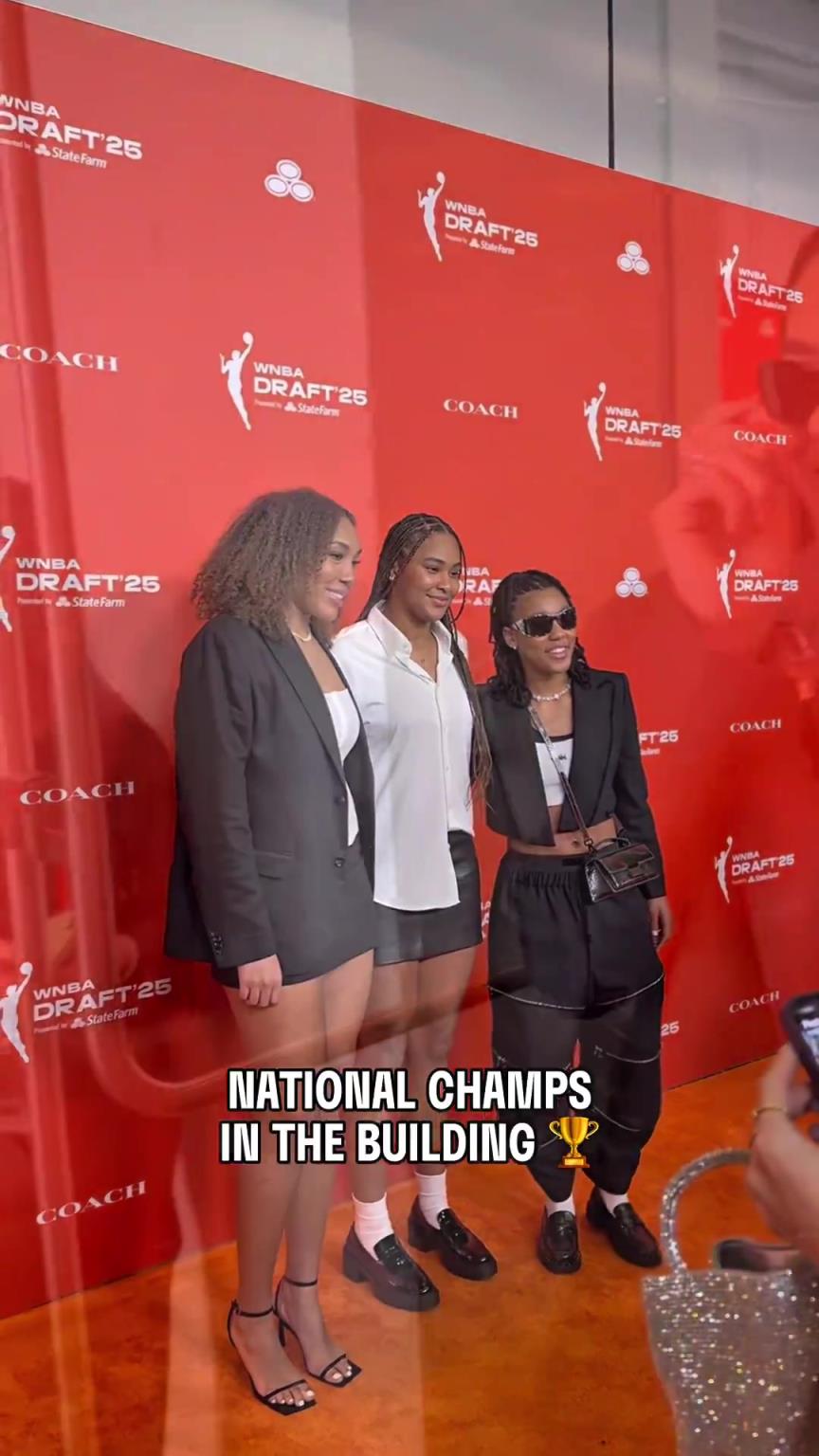 吧友們有喜歡的嗎？WNBA選秀大會(huì)上，到處都有靚麗的風(fēng)景線