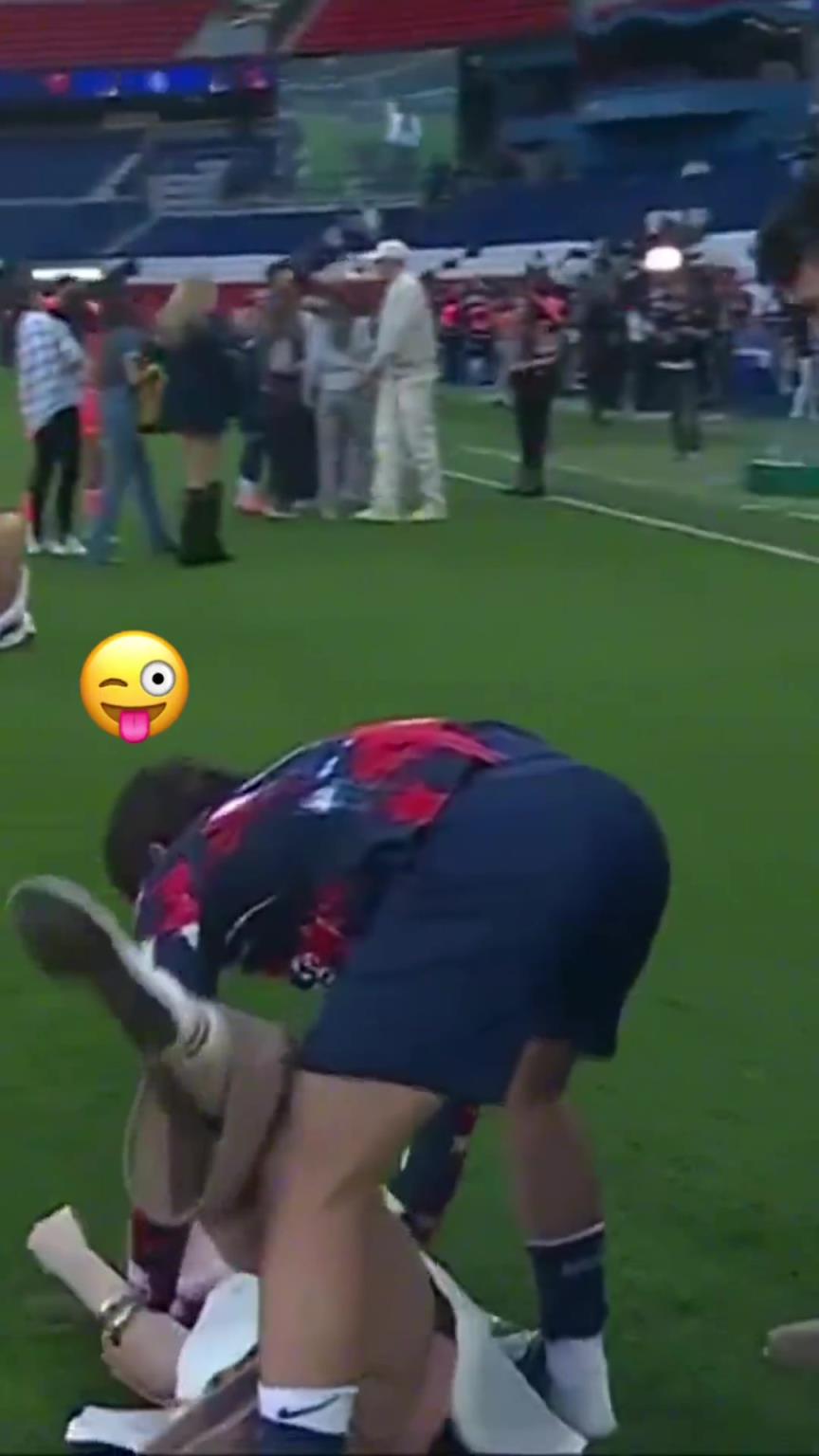 玩這么花??？內(nèi)維斯在家人面前把自己女友按倒在地