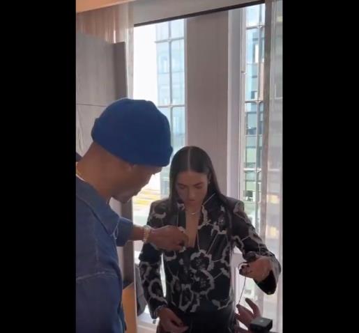 威嫂看到要打人的！威少上手幫WNBA妹子整理胸前的衣服