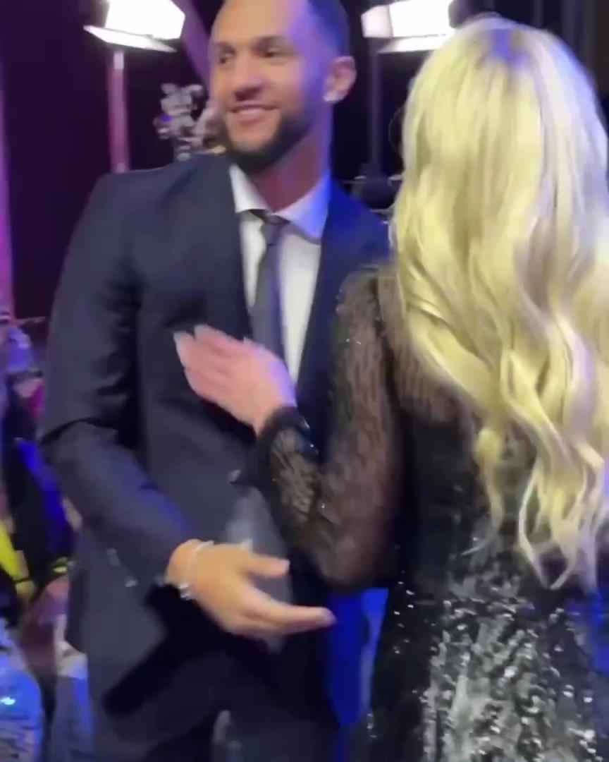 身材姣好！薩格斯的女友海莉被芝加哥天空選中！兩人接吻慶祝