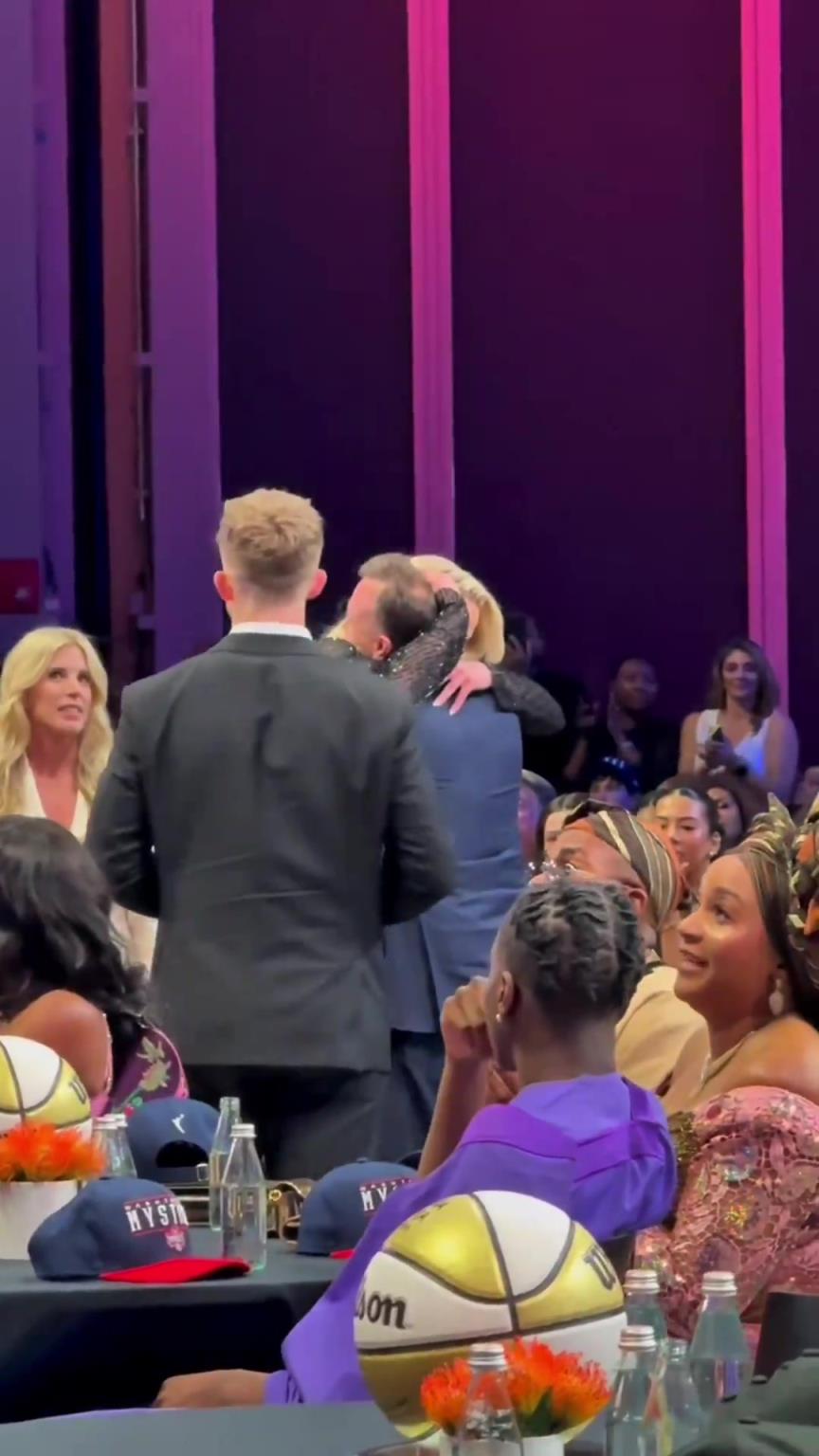 吧友們想看的正臉來了！薩格斯的女友海莉被選中后感覺快哭了