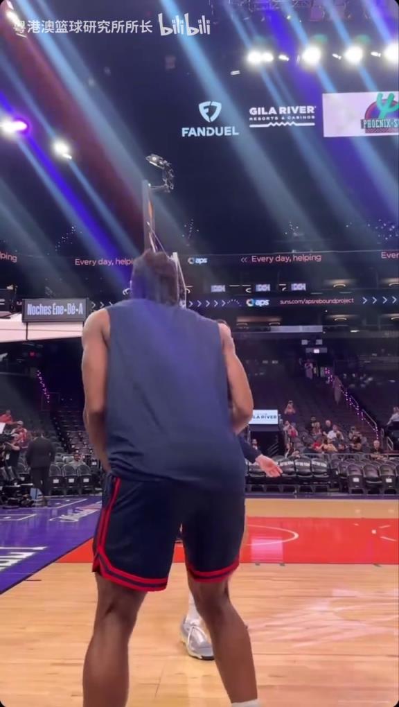 機(jī)器人級(jí)別的靜態(tài)身體！近距離看小卡的賽前熱身！