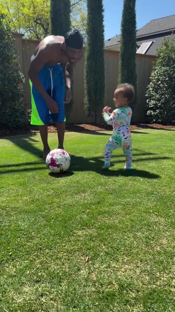 足球要從娃娃抓起！SGA帶娃踢足球，小孩摔倒時(shí)鼓掌“嘲笑”！